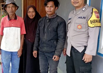 Dengarkan Aduan  dan keluhan warga Bhabinkamtibmas Polsek Cisaat  Komunikasi dengan Warga