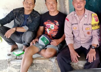 Dialogis dengan Masyarakat, Bhabinkamtibmas Polsek Cisaat  Sambangi Desa