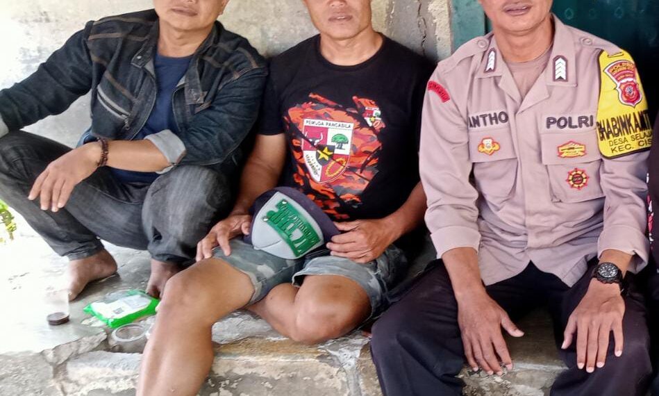 Dialogis dengan Masyarakat, Bhabinkamtibmas Polsek Cisaat Sambangi Desa