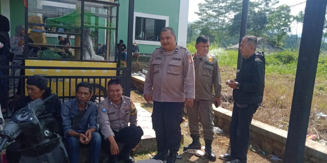 Jaga Kondusifitas Desa, Bhabinkamtibmas Polsek Gunungguruh Terus Sambangi Warga Binaan