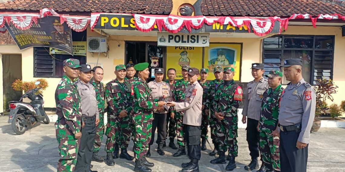 Danramil 0608-08 Mande Beri Kejutan Polsek Mande di Hari Bhayangkara ke 77