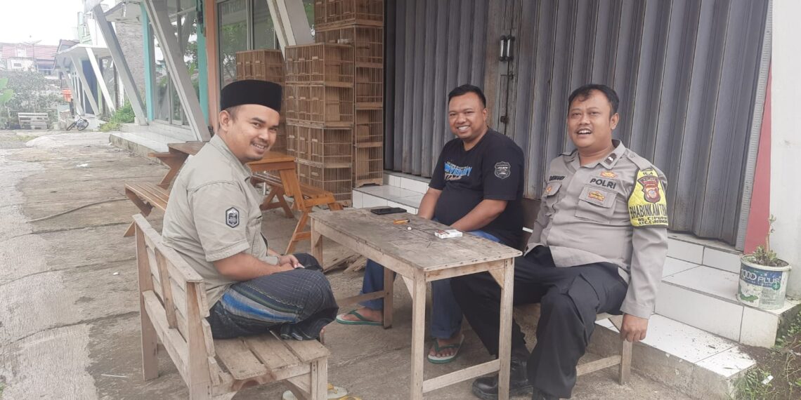 Ciptakan situasi yang Kondusif di Desa Binaan, Bhabinkamtibmas Polsek Cireunghas Polres Sukabumi Kota Sambangi Ketua RW