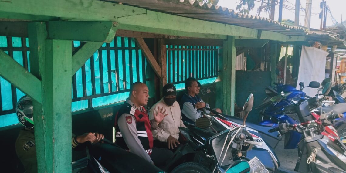 Anggota patroli Samapta Polsek Cibeureum berikan himbauan kamtibmas kepada Ojeg pangkalan dan Sopir Angkot