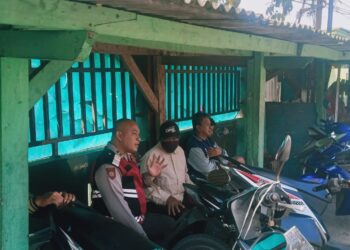 Anggota patroli Samapta Polsek Cibeureum berikan himbauan kamtibmas kepada Ojeg pangkalan dan Sopir Angkot