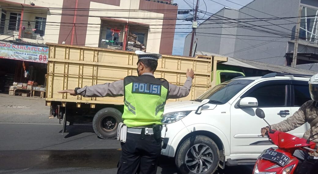 Pelayanan Gatur Lalu lintas Siang Kepada Masyarakat Dampak Dari Kemeriahaan Pasar Gekbrong