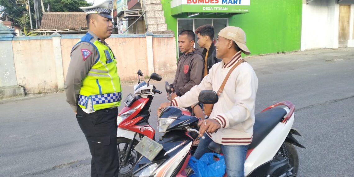 Polisi Berikan Penindakan Teguran Humanis Kepada Pelanggar Lalu Lintas Yang Tidak Memakai Helm