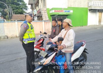 Polisi Berikan Penindakan Teguran Humanis Kepada Pelanggar Lalu Lintas Yang Tidak Memakai Helm