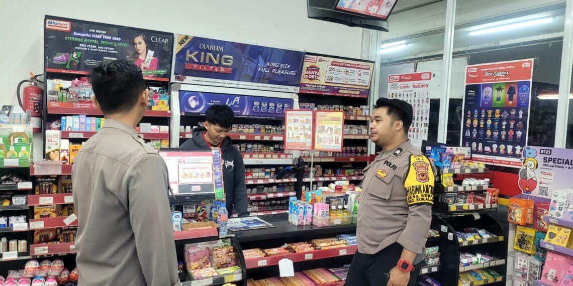Anggota Polsek Sukalarang Laksanakan Patroli Malam Kontrol Minimarket