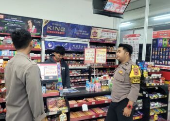 Anggota Polsek Sukalarang Laksanakan Patroli Malam Kontrol Minimarket