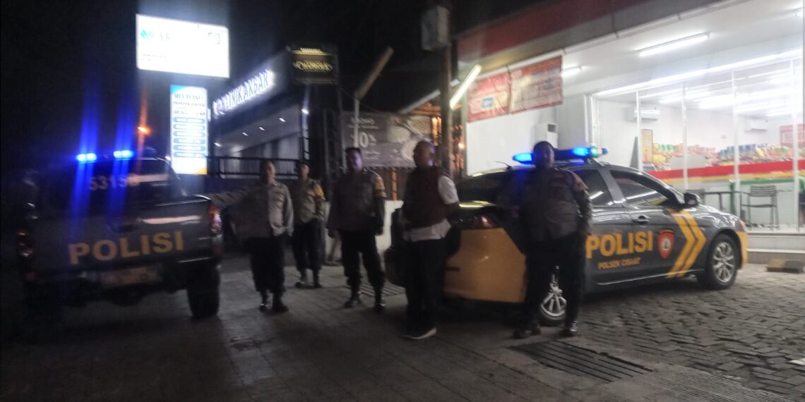 Anggota Polsek kadudampit laksanakan patroli malam hari Cegah Gangguan Kamtibmas