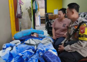 Wujud Kepedulian, Bhabinkamtibmas Polsek Cugenang Kunjungi Warga Yang Sedang Sakit