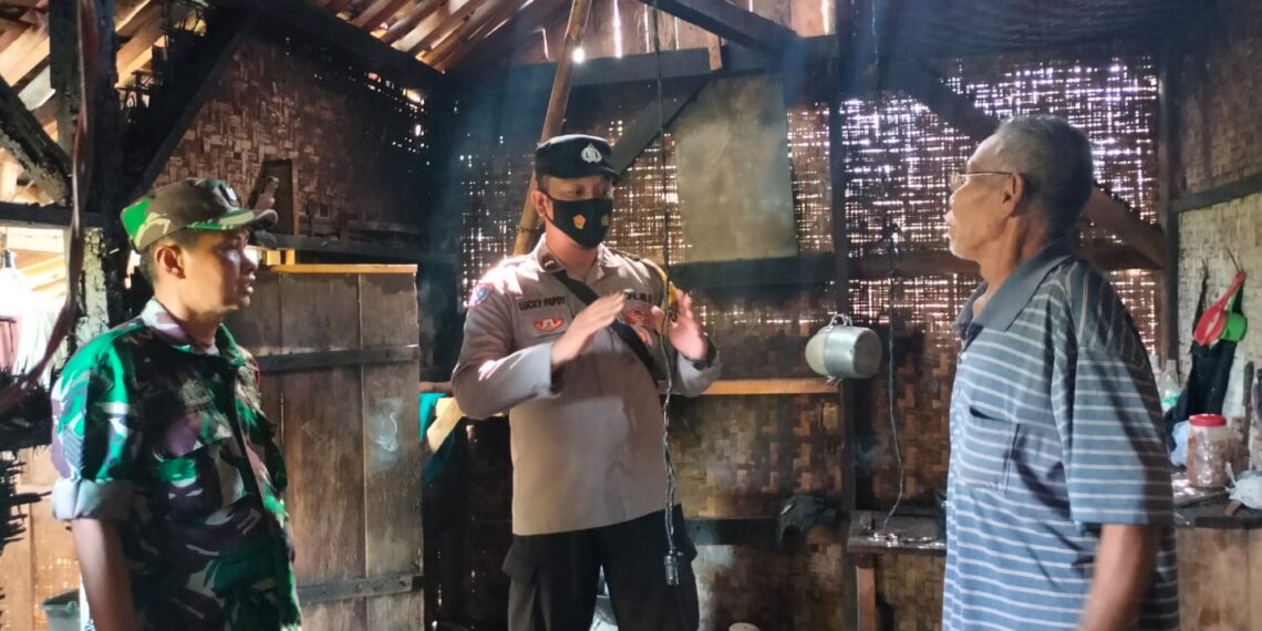 SINERGITAS TNI-POLRI, BHABINKAMTIBMAS DAN BABINSA CEK TKP KEBAKARAN RUMAH DI KP. SOLOKMINI DS. CISALAK KEC. CIDAUN