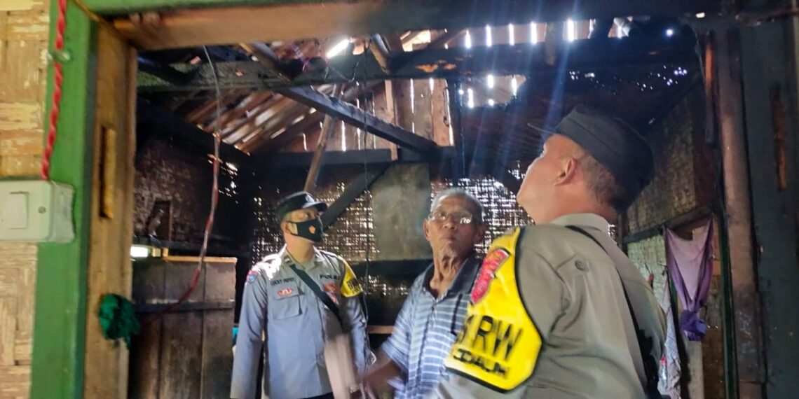 Polisi RW Polsek Cidaun Polres Cianjur Cek TKP Rumah Warga yang Alami Kebakaran
