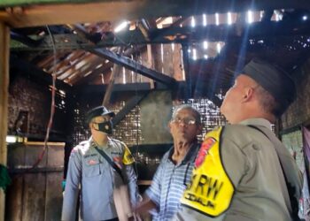 Polisi RW Polsek Cidaun Polres Cianjur Cek TKP Rumah Warga yang Alami Kebakaran