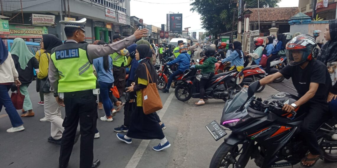 Pelayanan Gatur Lalin Sore Antisipasi Kepadatan Arus Lalu Lintas Pasca Bubaran Karyawan PT. Pratama Industri Dan PT. GSI II