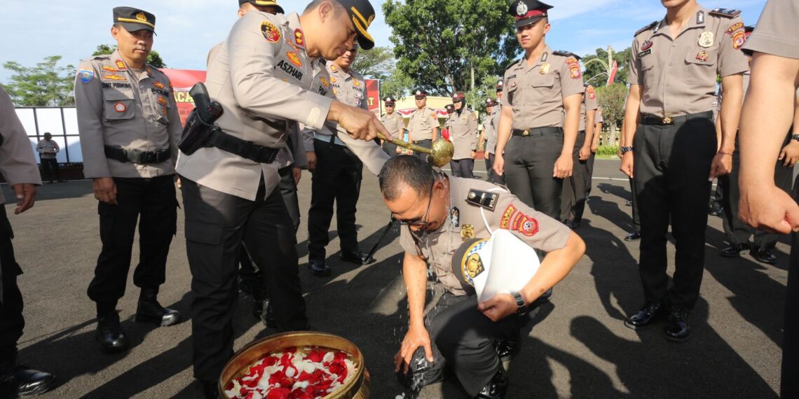 Polres Cianjur laksanakan Upacara Kenaikan Pangkat kepada 51 Personel Periode 1 Juli 2023 dan Pemberian Reward Kepada Personel Berprestasi