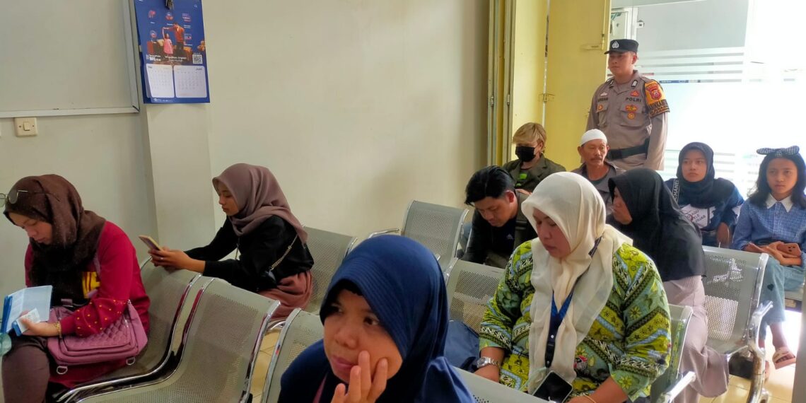 “Jaga Keamanan Disekitar Obvit, Bhabinkamtibmas Polsek Sukanagara Kontrol Bank BRI Dan Berikan Himbauan Kepada Nasabah”