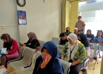 “Jaga Keamanan Disekitar Obvit, Bhabinkamtibmas Polsek Sukanagara Kontrol Bank BRI Dan Berikan Himbauan Kepada Nasabah”