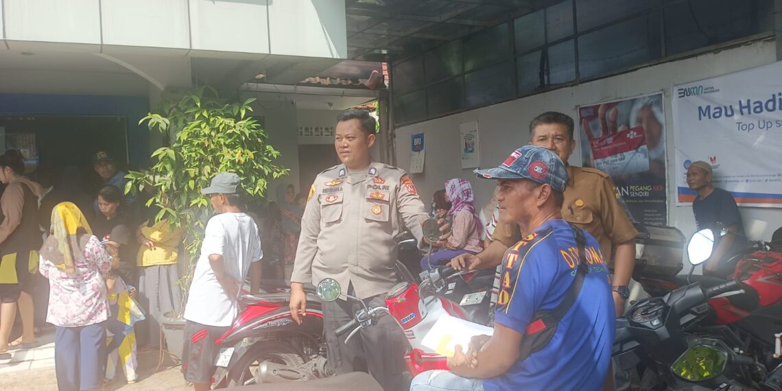 Bhabinkamtibmas Polsek Cikalongkulon Berikan Himbauan Kamtibmas Kepada Juru Parkir