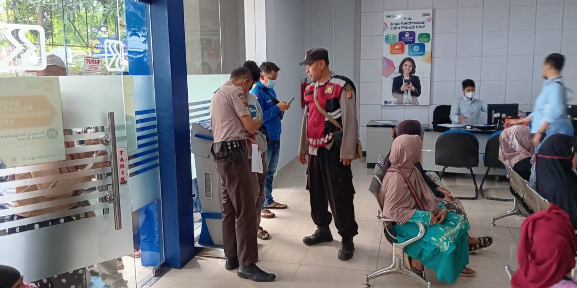 Personel Polsek Ciranjang Patroli Ke Objek Vital Sambangi Satpam Bank