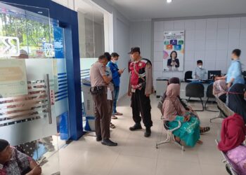 Personel Polsek Ciranjang Patroli Ke Objek Vital Sambangi Satpam Bank