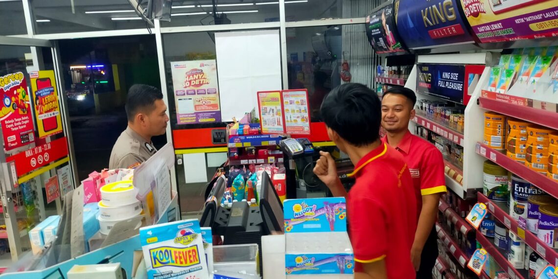 Bhabinkamtibmas Kontrol Mini Market Yang Masih Buka Dimalam Hari, Sampaikan Pesan Kamtibmas