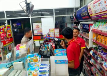 Bhabinkamtibmas Kontrol Mini Market Yang Masih Buka Dimalam Hari, Sampaikan Pesan Kamtibmas
