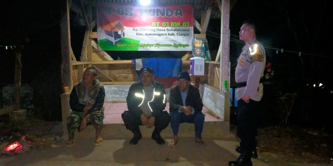 Bhabinkamtibmas Polsek Sukanagara Datangi Warga Yang Sedang Melaksanakan Ronda Malam