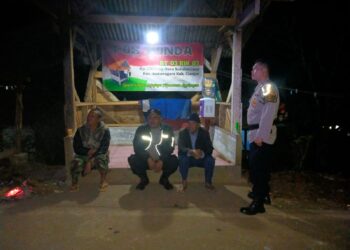 Bhabinkamtibmas Polsek Sukanagara Datangi Warga Yang Sedang Melaksanakan Ronda Malam