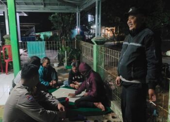 Pesan Kamtibmas Disampaikan Oleh  Bhabinkamtibmas Polsek SukanaGara Saat Patroli Malam