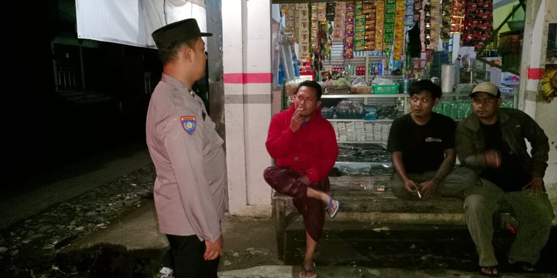 Bhabinkamtibmas Polsek Tanggeung Datangi Warga yang sedang nongkrong sampaikan Pesan Kamtibmas