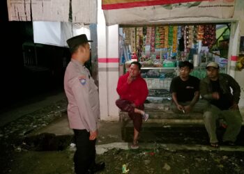 Bhabinkamtibmas Polsek Tanggeung Datangi Warga yang sedang nongkrong sampaikan Pesan Kamtibmas