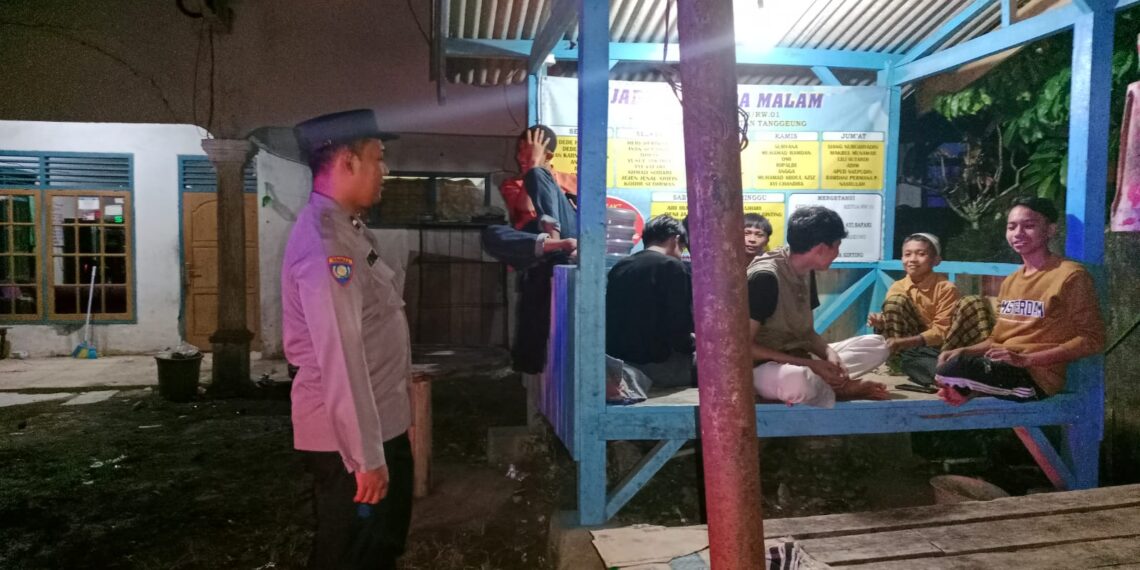 Datangi Pos Ronda, Bhabinkamtibmas Sampaikan Pesan Kamtibmas Ajak Warga Jaga Kondusifitas Linngkungan