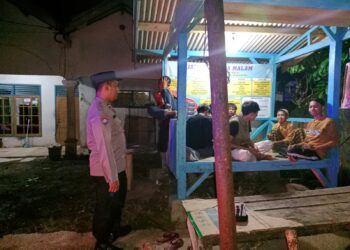 Datangi Pos Ronda, Bhabinkamtibmas Sampaikan Pesan Kamtibmas Ajak Warga Jaga Kondusifitas Linngkungan