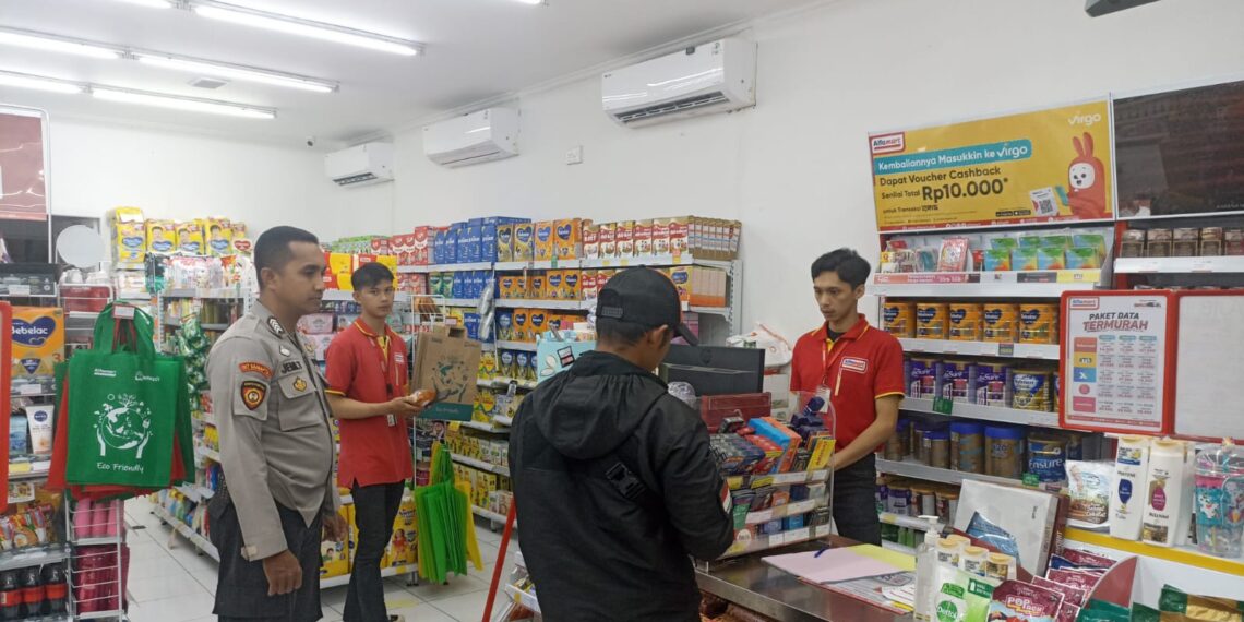 Cegah Aksi Kriminalitas, Personil Unit Samapta Polsek Cireunghas Laksanakan Patroli Ke Minimarket