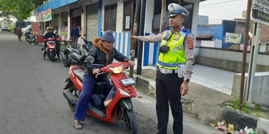 Unit lantas Polsek Warudoyong Polres Sukabumi Kota laksanakan Dikmas Lantas