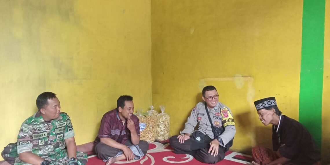 Ciptakan Wilayah Yang Aman, Bhabinkamtibmas dan Babinsa Jalin Komunikasi dengan Toga dan Tomas