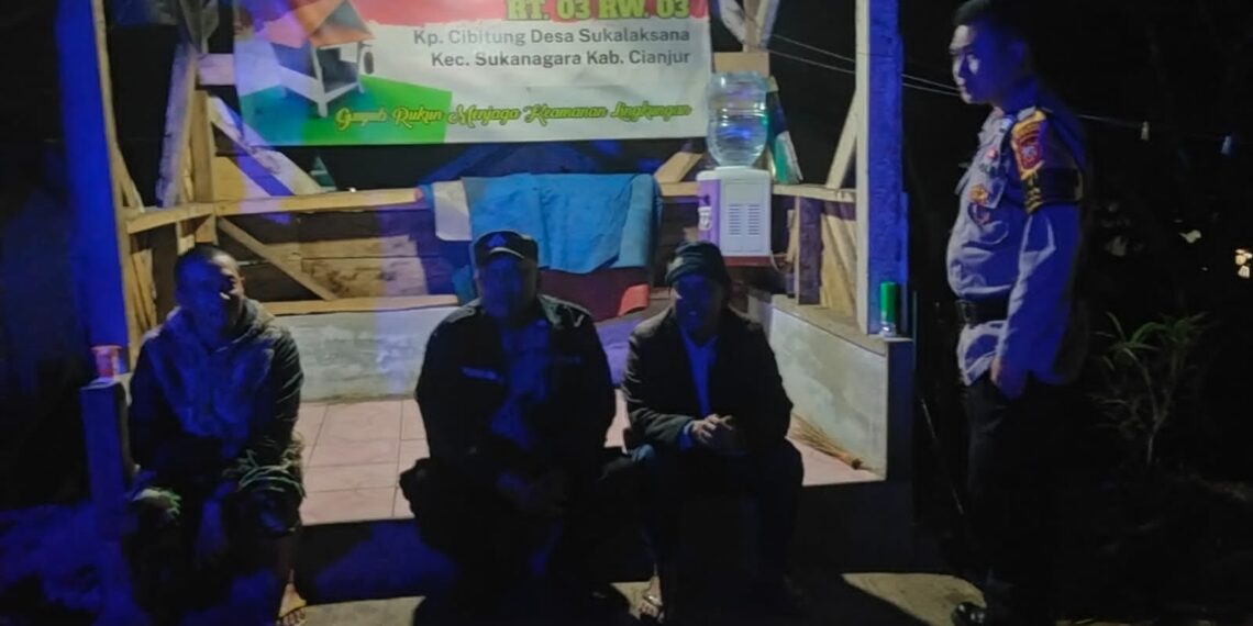 Kontrol Satkaling Personil Polsek Sukanagara Berikan Himbauan Petugas Ronda Malam Agar Selalu Waspada Adanya Gangguan Khamtibmas