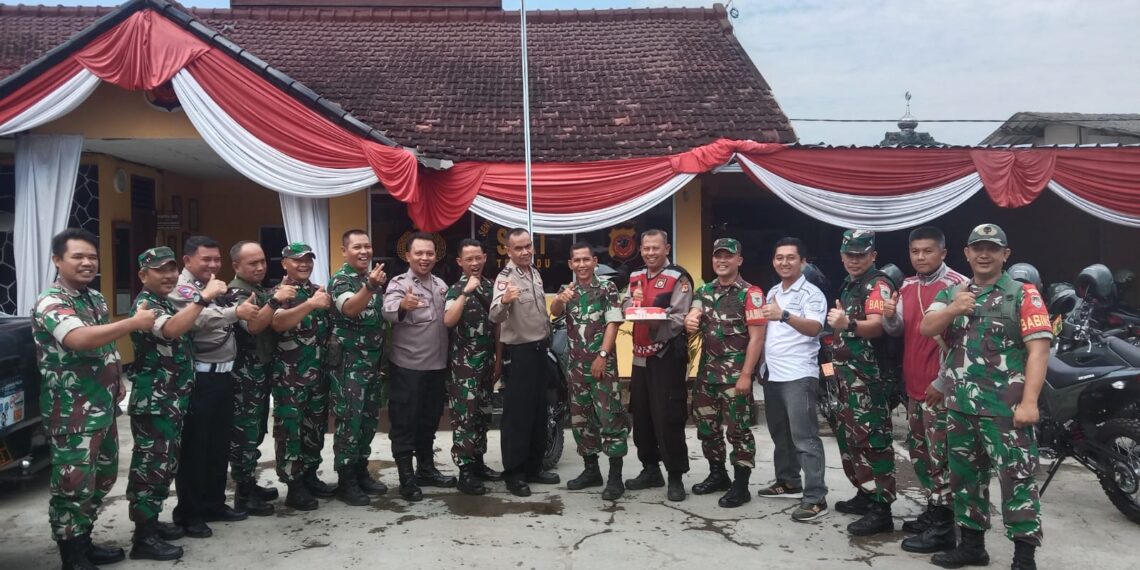 WUJUDKAN SINERGITAS TNI POLRI, KORAMIL CIRANJANG BERIKAN KEJUTAN KEPADA POLSEK CIRANJANG POLRES CIANJUR SAAT ULANG TAHUN POLRI.