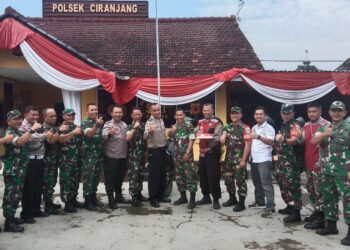 WUJUDKAN SINERGITAS TNI POLRI, KORAMIL CIRANJANG BERIKAN KEJUTAN KEPADA POLSEK CIRANJANG POLRES CIANJUR SAAT ULANG TAHUN POLRI.