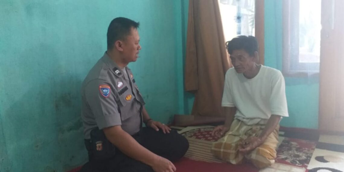 Sambangi Ketua RW Desa Sukamulya, Bhabinkamtibmas Sampaikan Himbauan