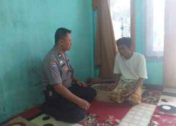 Sambangi Ketua RW Desa Sukamulya, Bhabinkamtibmas Sampaikan Himbauan