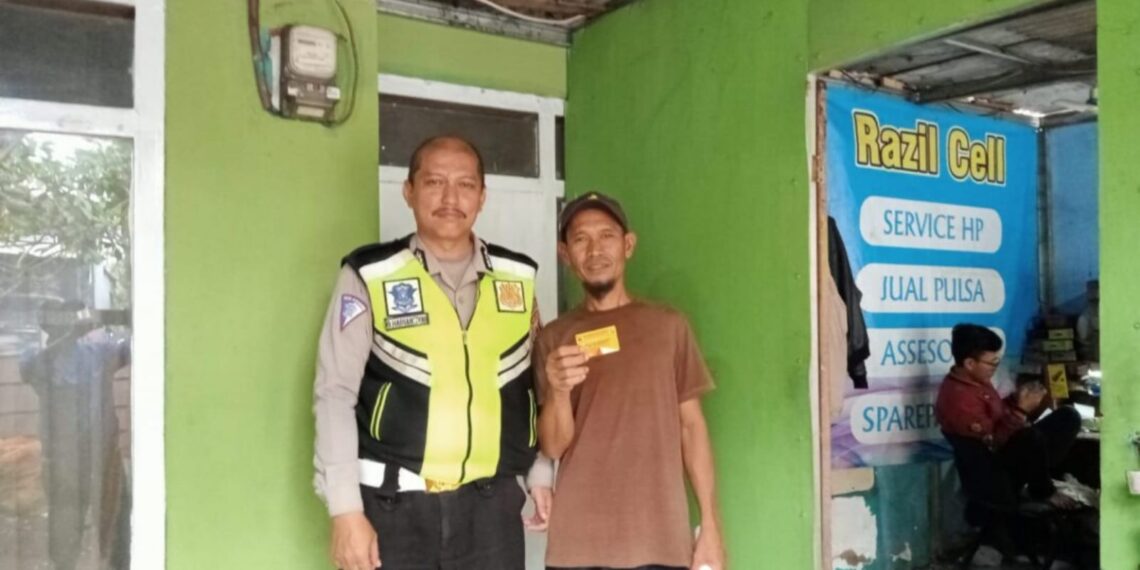 Laksanakan DDS Warga Bhabinkamtibmas Berikan Kartu Nama Bhabinkamtibmas