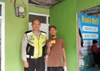 Laksanakan DDS Warga Bhabinkamtibmas Berikan Kartu Nama Bhabinkamtibmas