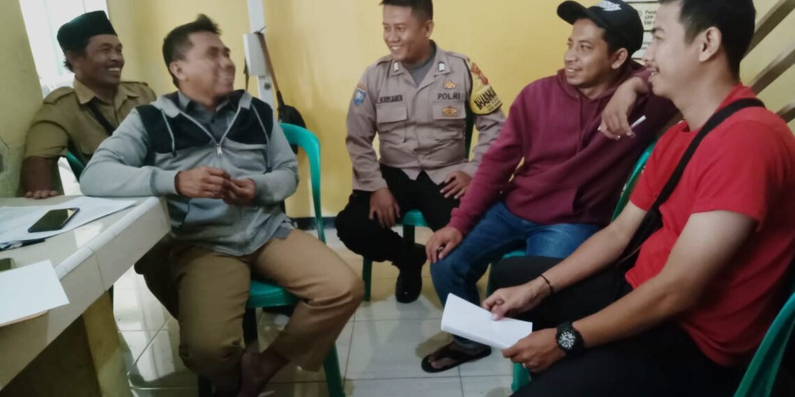 Sambangi Kantor Desa, Bhabinkamtibmas Polsek Gunungguruh Ajak Perangkat Desa Jaga Kamtibmas