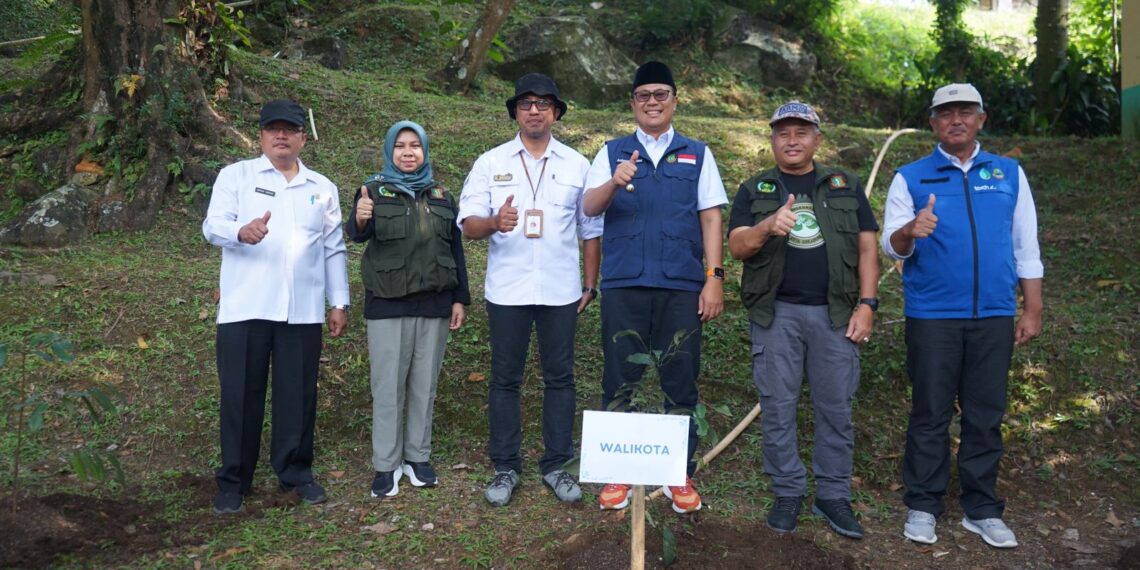 Bersih-bersih Sungai Cimandiri dan Tanam Pohon Dalam Rangka Memperingati Hari Lingkungan Hidup