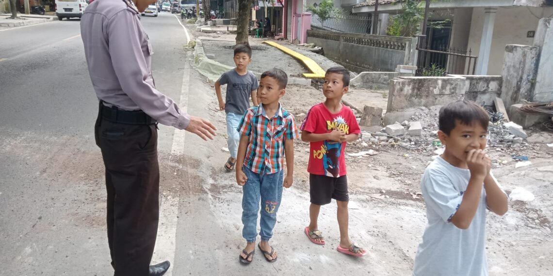 Di sela-sela tugas rutin Turjawali, Anggota Polsek Gunungpuyuh Mendekatkan Diri dan Berikan Himbauan Kepada Anak-anak diwilayah Hukumnya