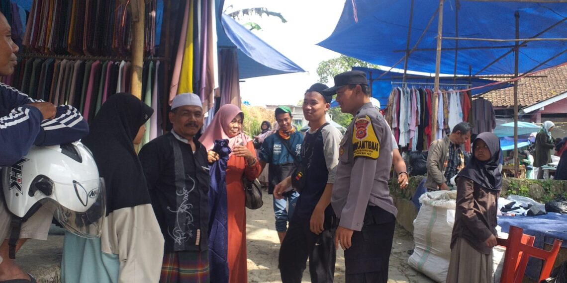 Bhabinkamtibmas Polsek Cugenang Sambangi Warga Selesai Kegiatan Pengajian Rutinan