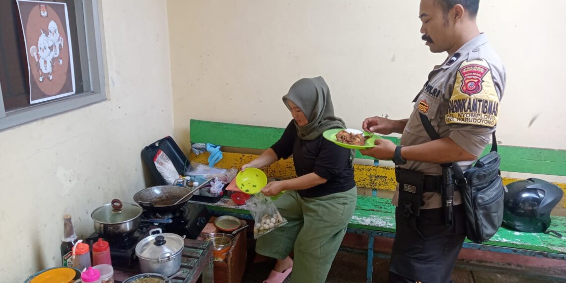 Sambangi Warga, Bhabinkamtibmas Sampaikan Himbauan Kamtibmas