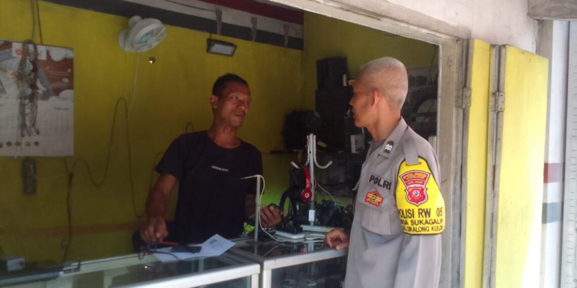Personil Polsek Cikalongkulon Sambangi Pemilik Toko Berikan Himbauan Kamtibmas
